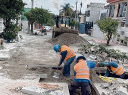 Trabajadores del SIAPA se sumaron a las labores en la Colonia Independencia ante el llamado de los vecinos que estaban preocupados por sus casas. ESPECIAL