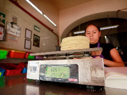 Uno de esos alimentos que puedes comprar con descuento es la tortilla, es por eso que dejamos la lista de las tortillerías en donde aplican ese beneficio. EL INFORMADOR / ARCHIVO