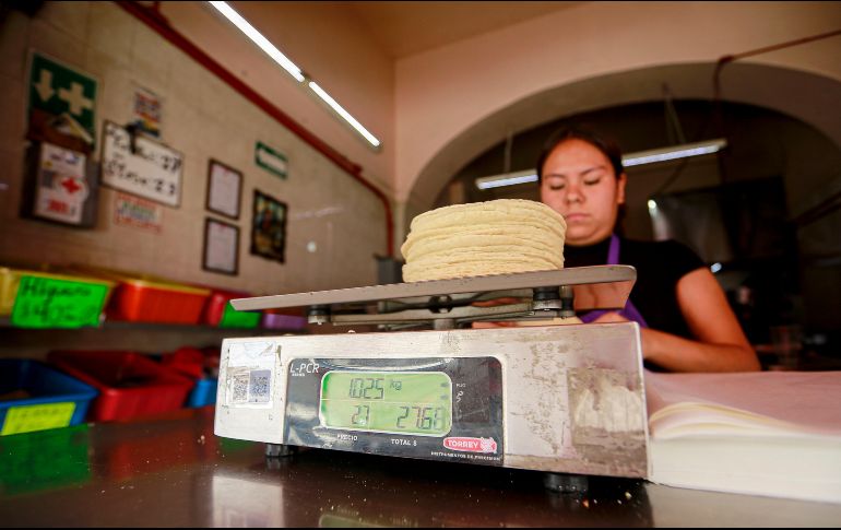 Uno de esos alimentos que puedes comprar con descuento es la tortilla, es por eso que dejamos la lista de las tortillerías en donde aplican ese beneficio. EL INFORMADOR / ARCHIVO