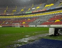A marcha forzada trabajan para poder tener en óptimas condiciones la cancha del Estadio Jalisco. IMAGO7/Archivo