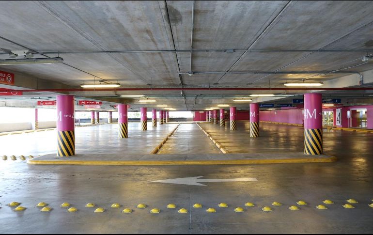 Lo que muchas veces se complica para los ciudadanos es el encontrar un lugar para estacionar el carro, pues a pesar de encontrar algún estacionamiento público donde lo puedas dejar, también se presentan algunos problemas que pueden ser un dolor de cabeza, enojo y estrés extra.  Pexels / Jose Espinal