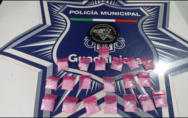 Tras una inspección, le localizaron 20 envoltorios con lo que aparentaba ser droga cristal y fue detenido. CORTESÍA / Policía de Guadalajara