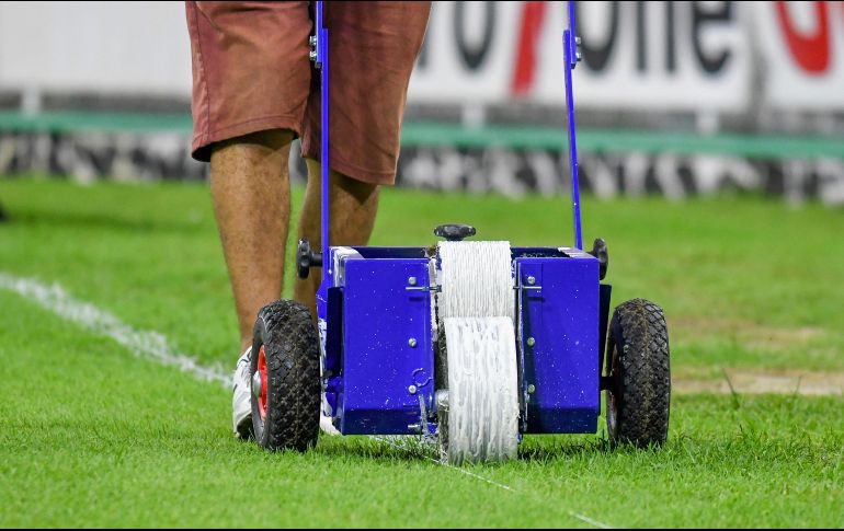 Trabajan a marcha forzadas para tratar de tener lista la cancha del Estadio Jalisco para el próximo domingo. IMAGO7/Archivo