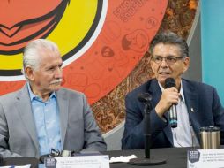 El galardonado (a la derecha) estuvo acompañado de César Castro, líder del CCIJ. ESPECIAL