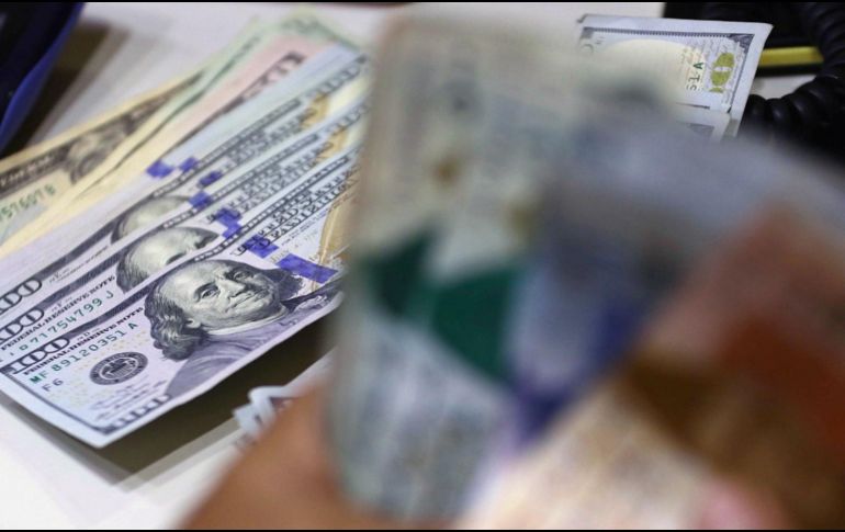 El peso mexicano se ubica en los mercados internacionales alrededor de los 17.07 pesos por dólar. EFE/ ARCHIVO