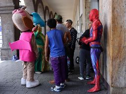 Los botargueros no consiguieron llegar a un acuerdo con las autoridades para seguir trabajando disfrazados de personajes extranjeros. EL INFORMADOR / H. Figueroa