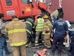 Personal de Protección Civil estatal en apoyo con Bomberos de Tepatitlán y la Guardia Nacional apoyaron en las labores de rescate y extracción de cuerpos de los vehículos accidentados. CORTESÍA