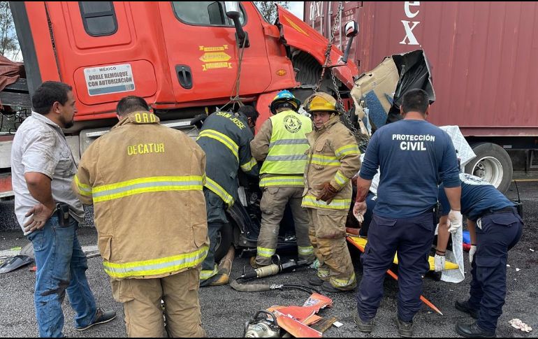 Personal de Protección Civil estatal en apoyo con Bomberos de Tepatitlán y la Guardia Nacional apoyaron en las labores de rescate y extracción de cuerpos de los vehículos accidentados. CORTESÍA