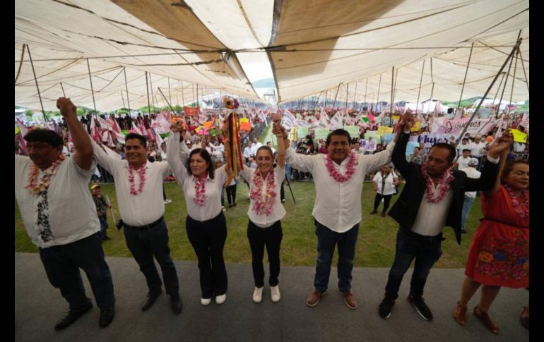Claudia Sheinbaum recibió el Bastón de Mando de manos de representantes de los pueblos originarios de Izúcar de Matamoros. ESPECIAL/Claudia Sheinbaum