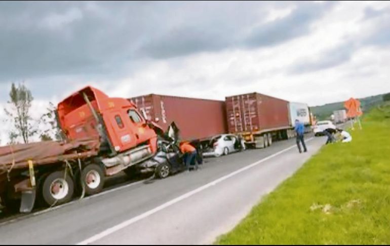 Los accidentes en la autopista a los Altos de Jalisco son una constante; en los ocurridos desde junio pasado se han visto involucrados tráileres y vehículos particulares. ESPECIAL