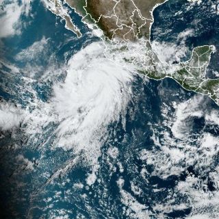 Hilary se convierte en huracán de categoría 4 ante México