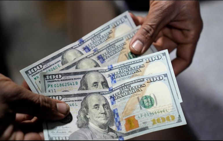 El peso mexicano se ubica en los mercados internacionales alrededor de los 17.10 pesos por dólar. AP/ ARCHIVO