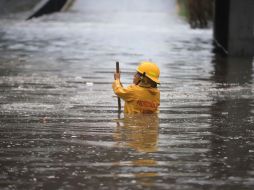La lluvia de esta tarde inundó uno de los pasos desniveles más concurridos de la ciudad. Cortesía de Protección Civil.
