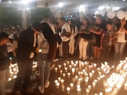 Los dolientes presentaron veladoras por los jóvenes desaparecidos. SUN