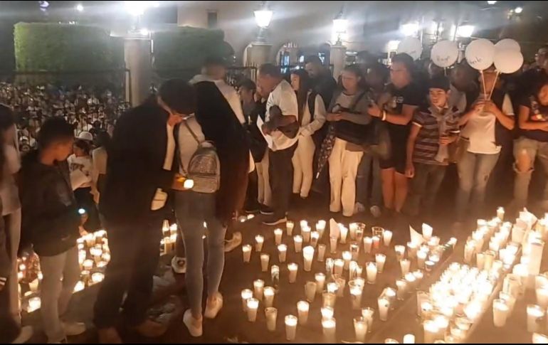 Los dolientes presentaron veladoras por los jóvenes desaparecidos. SUN