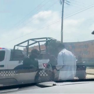 Policía de Veracruz detiene a Manuel Velasco y encañona a su equipo