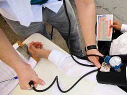 Cuando se presente presión arterial y haya otros síntomas de enfermedad, lo mejor es siempre visitar al médico. NTX / ARCHIVO