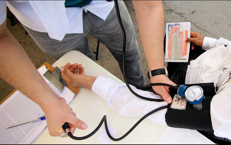 Cuando se presente presión arterial y haya otros síntomas de enfermedad, lo mejor es siempre visitar al médico. NTX / ARCHIVO