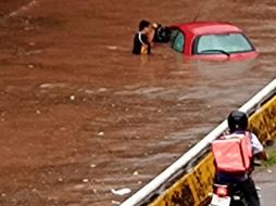 La lluvia provocó inundaciones y estragos en algunos puntos de la ciudad. ESPECIAL