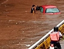 La lluvia provocó inundaciones y estragos en algunos puntos de la ciudad. ESPECIAL