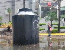El tinaco recorrió navegó sobre el agua durante algunos metros. ESPECIAL