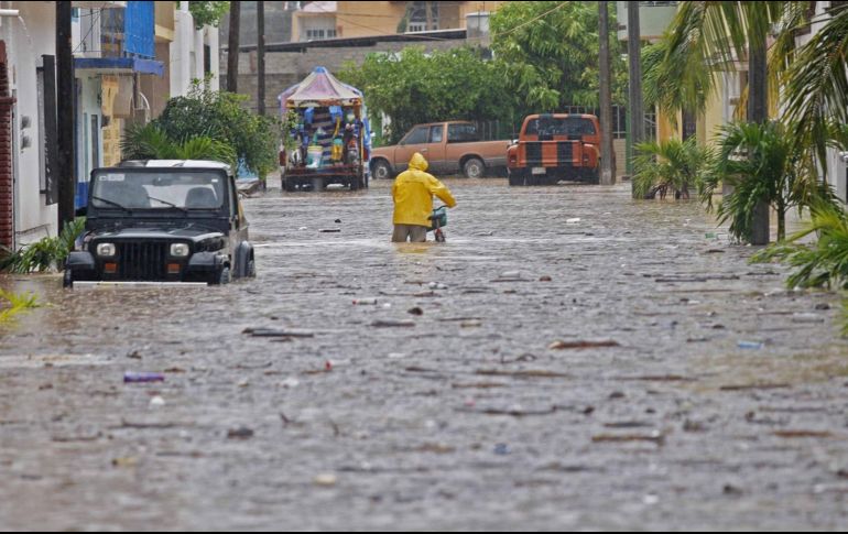 El paso del meteoro ha puesto en alerta a las autoridades federales que han instaurado la alerta naranja y amarilla para los estados de Baja California y Baja California Sur. NOTIMEX/Archivo