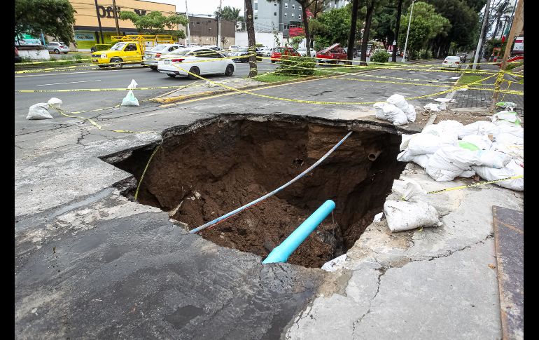 El incidente ocurrió en el cruce de Mariano Otero, contraesquina de Plaza del Sol, en el predio contiguo a una sucursal de comida rápida. EL INFORMADOR / H. Figueroa