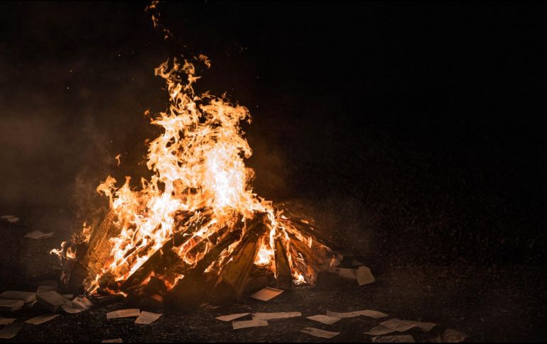 Los libros fueron apilados en una jardinera, sin que abrieran las cajas donde son transportados, donde les rociaron combustible y luego les prendieron fuego. Unsplash.