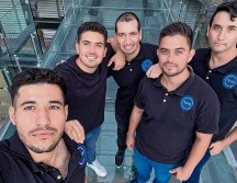 Osmar Cortés (segundo, de izquierda a derecha) y sus cuatro socios diseñaron Aynid. CORTESÍA