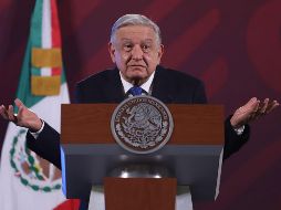 López Obrador dijo que quienes se manifiestan contra los libros de la SEP son clasistas, racistas y con prácticas retrógadas. SUN