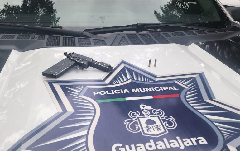 Al hombre le hicieron una revisión bajo protocolo y le localizaron una pistola hechiza y dos cartuchos útiles aparentemente calibre .22. ESPECIAL