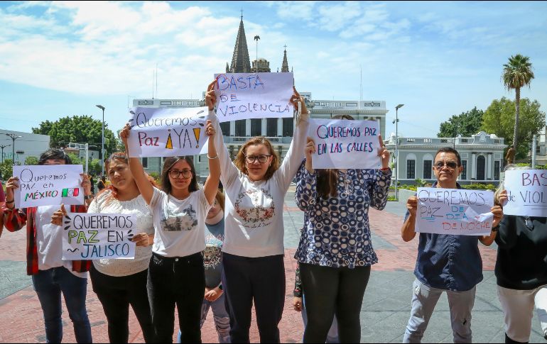 Trabajadores del edificio de Rectoría General realizaron un paro simbólico de labores de 15 minutos, para sumarse a la exigencia de paz, ante los altos índices de violencia que se viven en el Estado y el país. ESPECIAL / Universidad de Guadalajara