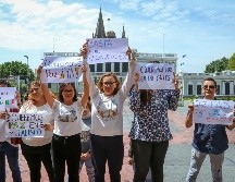 Trabajadores del edificio de Rectoría General realizaron un paro simbólico de labores de 15 minutos, para sumarse a la exigencia de paz, ante los altos índices de violencia que se viven en el Estado y el país. ESPECIAL / Universidad de Guadalajara