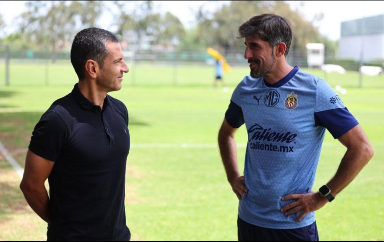 Jaime Lozano dialogó por un buen rato con el profe Pauno. ESPECIAL/Chivas