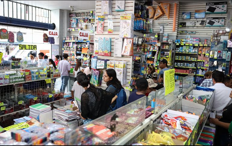 Los comerciantes también recomendaron a los padres de familia realizar sus compras con anticipación y no esperar días antes de que regresen a la escuela. EL INFORMADOR / H. Figueroa