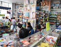 Los comerciantes también recomendaron a los padres de familia realizar sus compras con anticipación y no esperar días antes de que regresen a la escuela. EL INFORMADOR / H. Figueroa