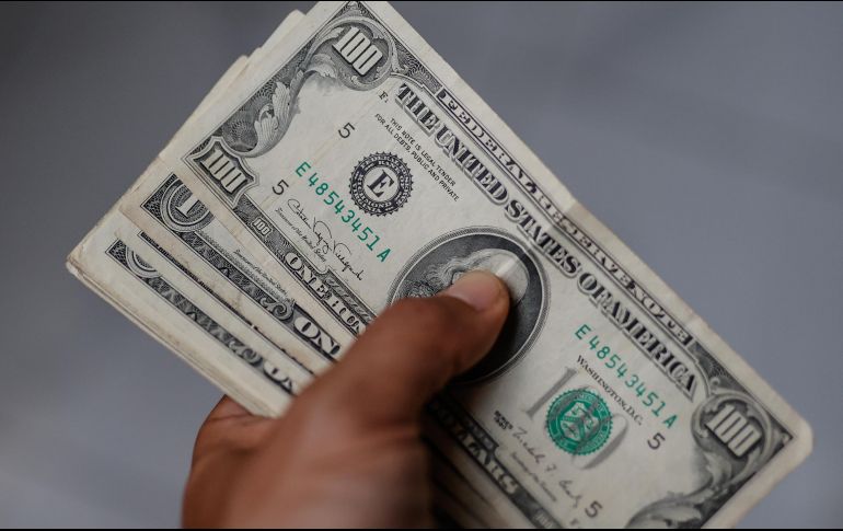 Hoy, el dólar inició la jornada por debajo de la barrera de los 17 pesos. EFE / ARCHIVO
