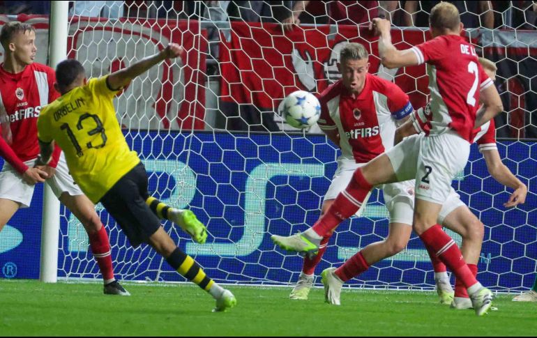 Pineda jugó todos los 90 minutos y Pizarro vivió su segundo partido consecutivo en la banca. EFE/Olivier Matthys