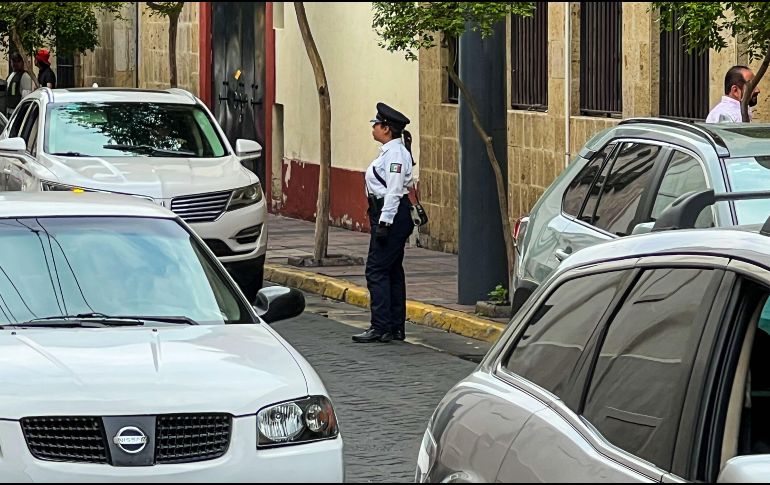 12:40 horas. Una agente vial llegó al punto, pero no levantó multa ni pidió el retiro del vehículo. EL INFORMADOR/A. Navarro