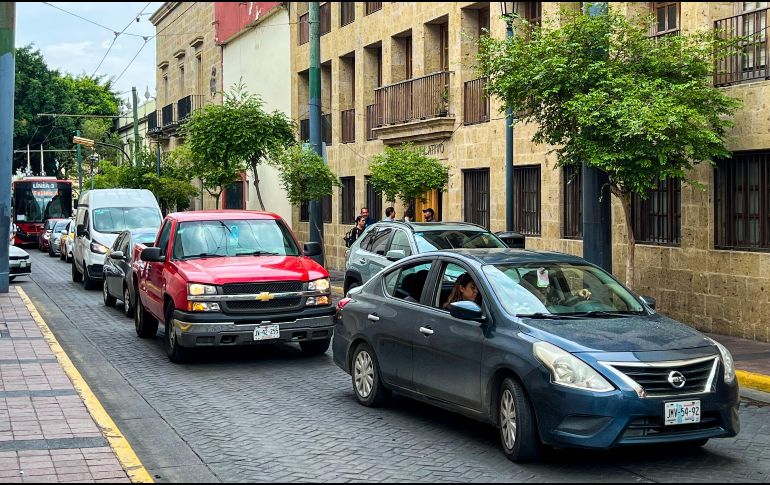 13:51. Más de una hora después, la unidad continuaba afuera del Congreso, entorpeciendo la circulación. EL INFORMADOR/A. Navarro