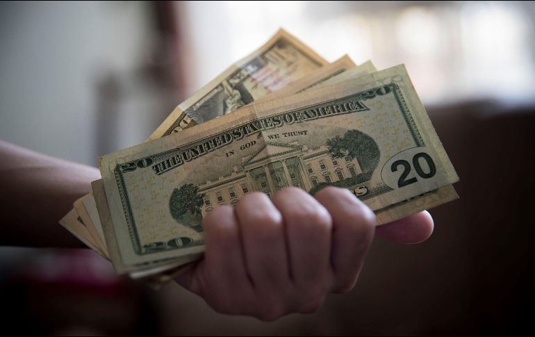 Hoy, el dólar inició la jornada, otra vez, por debajo de la barrera de los 17 pesos. EFE / ARCHIVO