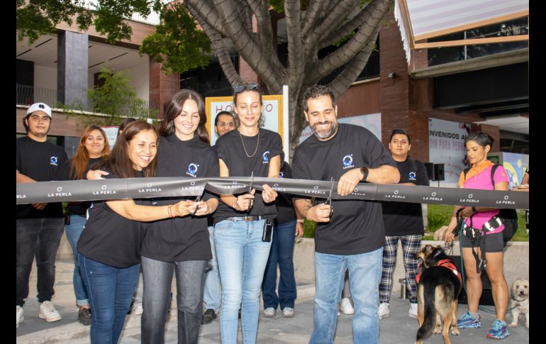 Corte de listón con Lucy Márquez, Muriel Cayón, Elisa Italia y Bernardo Camarena