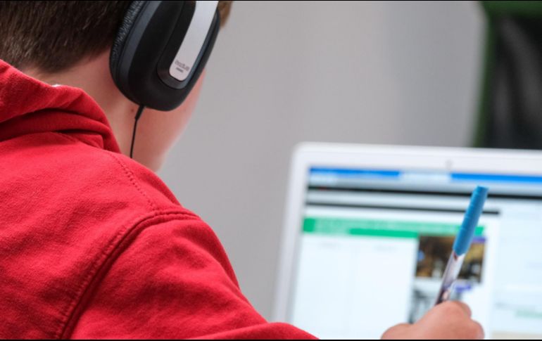 Ante estos casos, la Secretaría de Educación Pública (SEP) cuenta con una opción para que los alumnos puedan estudiar la preparatoria en línea, con la gran ventaja de que con esta modalidad te permitirá tener un poco más de tiempo. unsplash