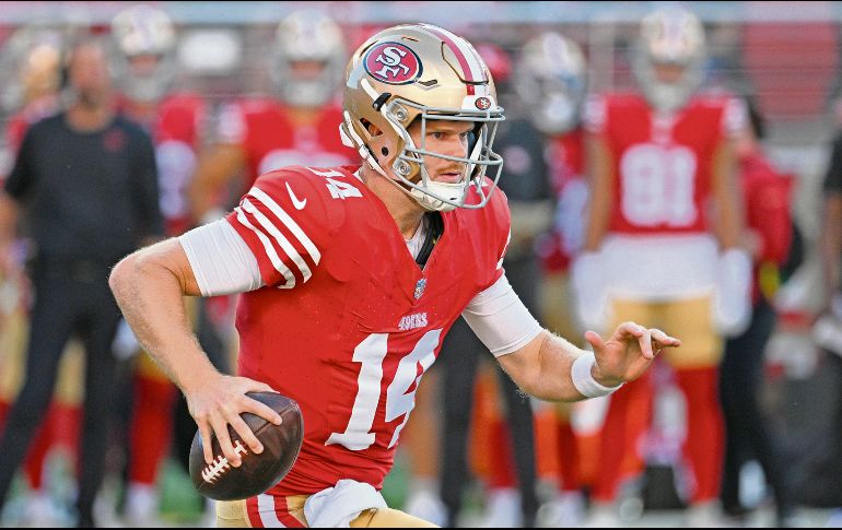 Sam Darnold convenció al cuerpo de entrenadores de los 49ers para ser el suplente de Brock Purdy. AFP/L. Elliott