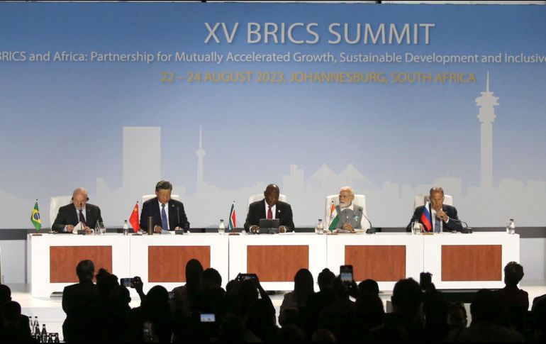 Lula da Silva, Xi Jinping, Cyril Ramaphosa, Narendra Modi y  Sergei Lavrov durante la Cumbre de los BRICS que se celebra en Johannesburgo. EFE/K. Ludbrook