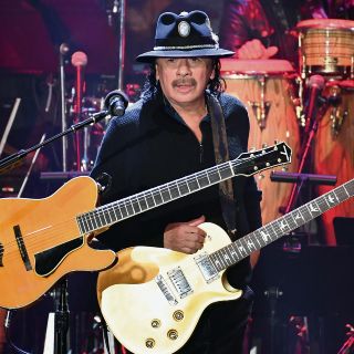 Carlos Santana se mete en líos de “clóset”