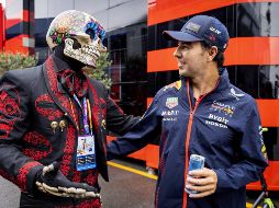 Sergio Pérez saluda a un fanático disfrazado de calavera en el circuito de Zandvoort, donde el domingo se correrá el Gran Premio de los Países Bajos. EFE/K. Van Weel