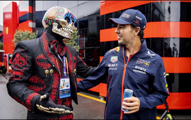 Sergio Pérez saluda a un fanático disfrazado de calavera en el circuito de Zandvoort, donde el domingo se correrá el Gran Premio de los Países Bajos. EFE/K. Van Weel