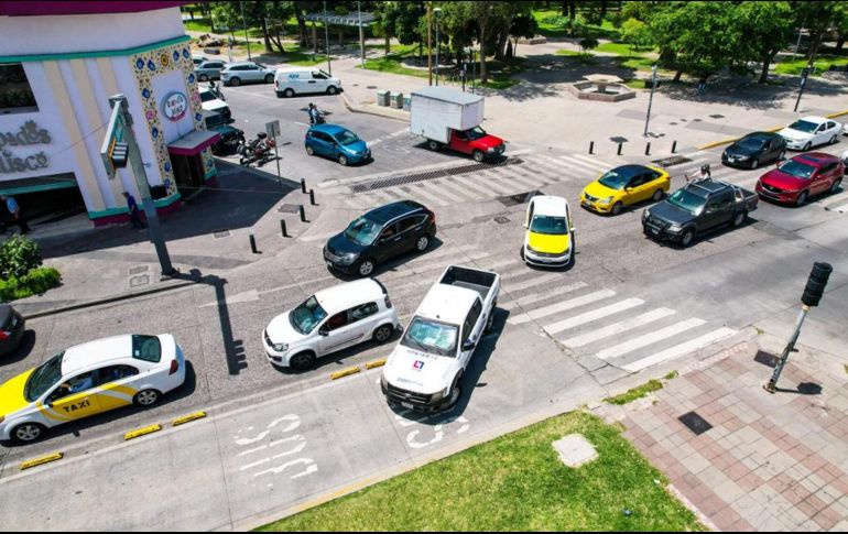 De acuerdo con la fracción XXXIII del Artículo 5 de la Ley de Movilidad, Seguridad Vial y Transporte de Jalisco, el carril exclusivo de transporte público es el espacio asignado para la circulación de vehículos de transporte público colectivo o masivo de personas pasajeras. EL INFORMADOR / A. Navarro