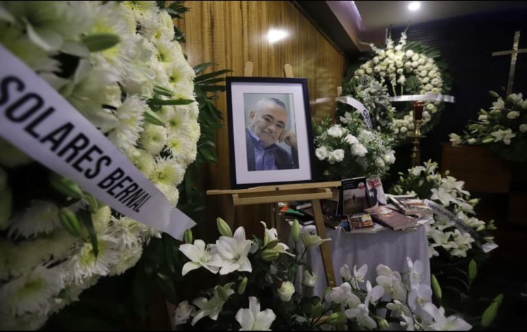 El cuerpo de Ignacio Solares fue velado rodeado de flores, amigos y su obra. EL UNIVERSAL